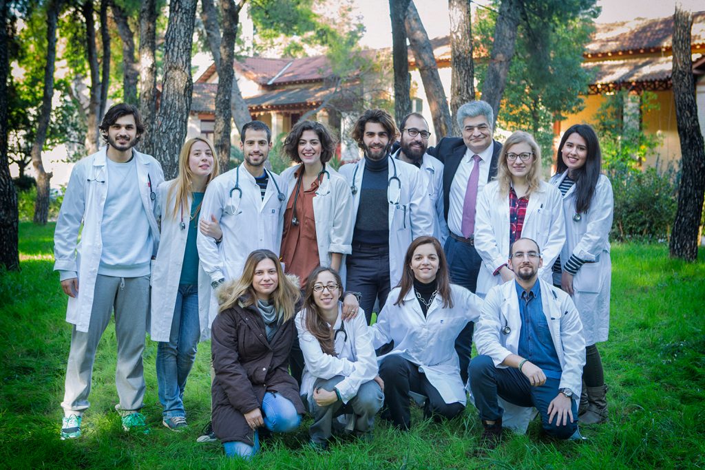 Ο Δ/ντης της Γ' Παθολογικής Κλινικής ΕΚΠΑ Καθηγητής Κωνσταντίνος Συρίγος με τους φοιτητές του 6ου έτους της Ιατρικής Σχολής ΕΚΠΑ
